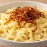 Cremige Käsespätzle mit Röstzwiebeln - featured image