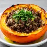 cremiger gefüllter Hokkaido Kürbis mit Hackfleisch - featured image