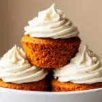 Fluffy Kürbis Cupcakes mit Frischkäse-Frosting - featured image